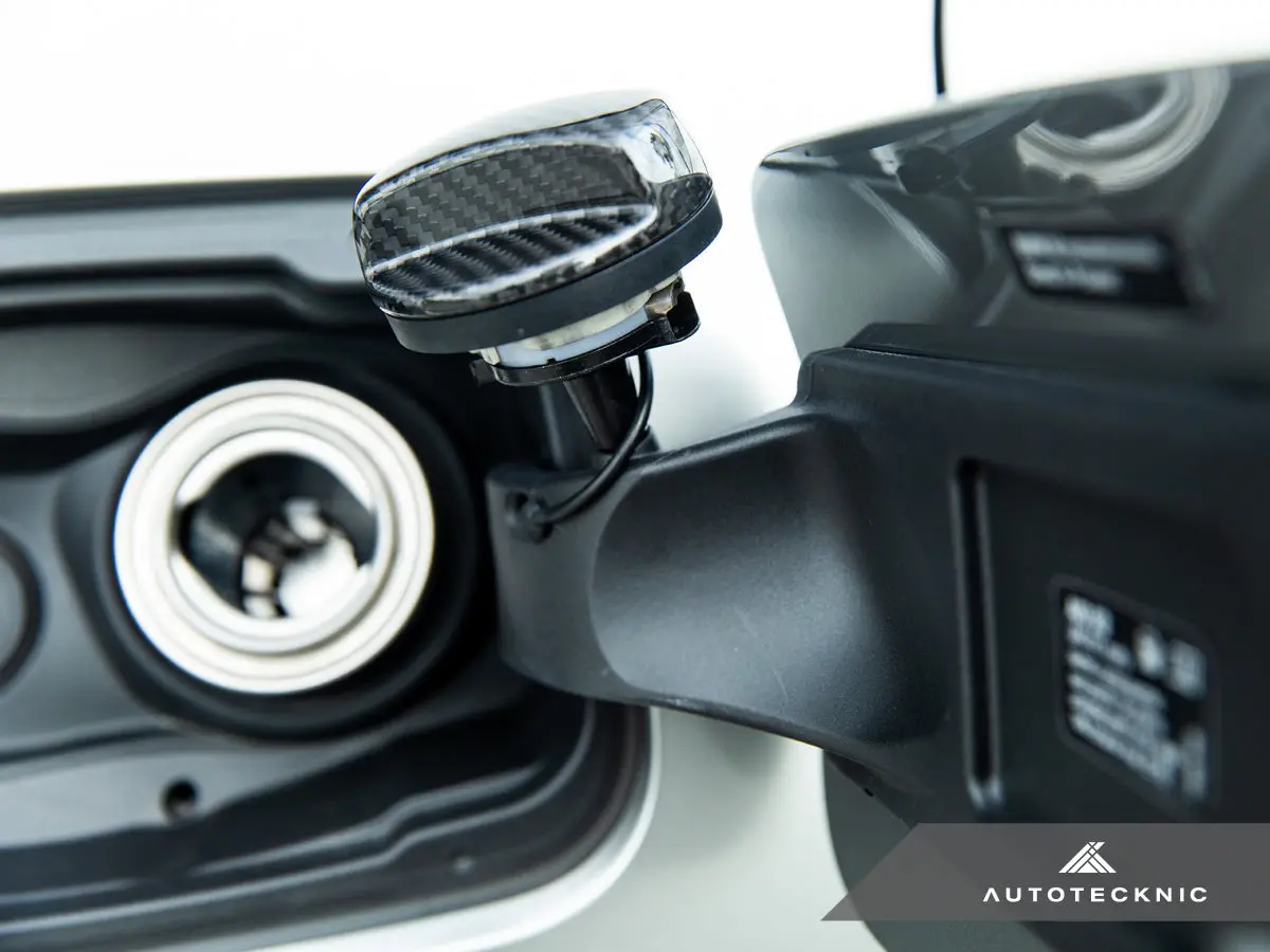 Autotecknic Dry Carbon Competition Fuel Cap Cover - F10 5-Series 4